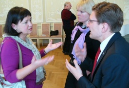 Erikos Straigytės nuotraukoje:  diskutuoja Danutė Jakubėnienė (kairėje), Aurelija Arlauskienė ir Dainius Radzevičius